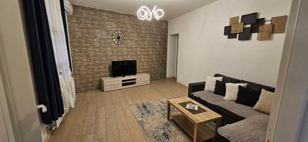 ein Wohnzimmer mit einem Sofa und einem TV in der Unterkunft NICROB in Monfalcone