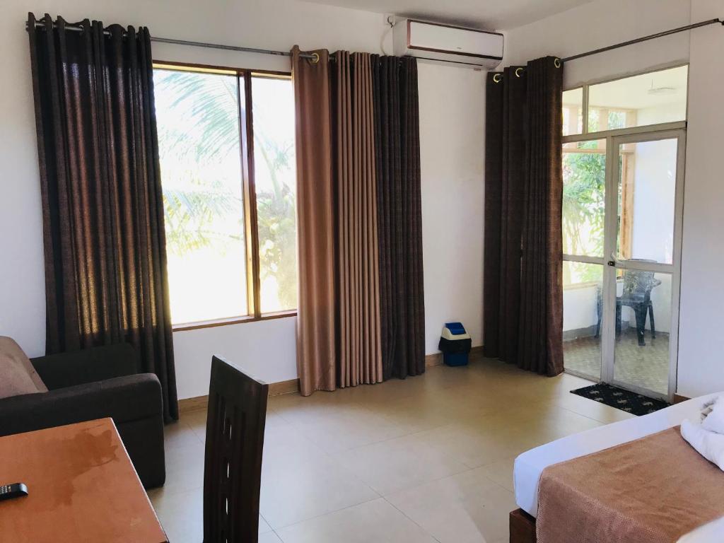 Postel nebo postele na pokoji v ubytování Rivonway Hotel Polonnaruwa