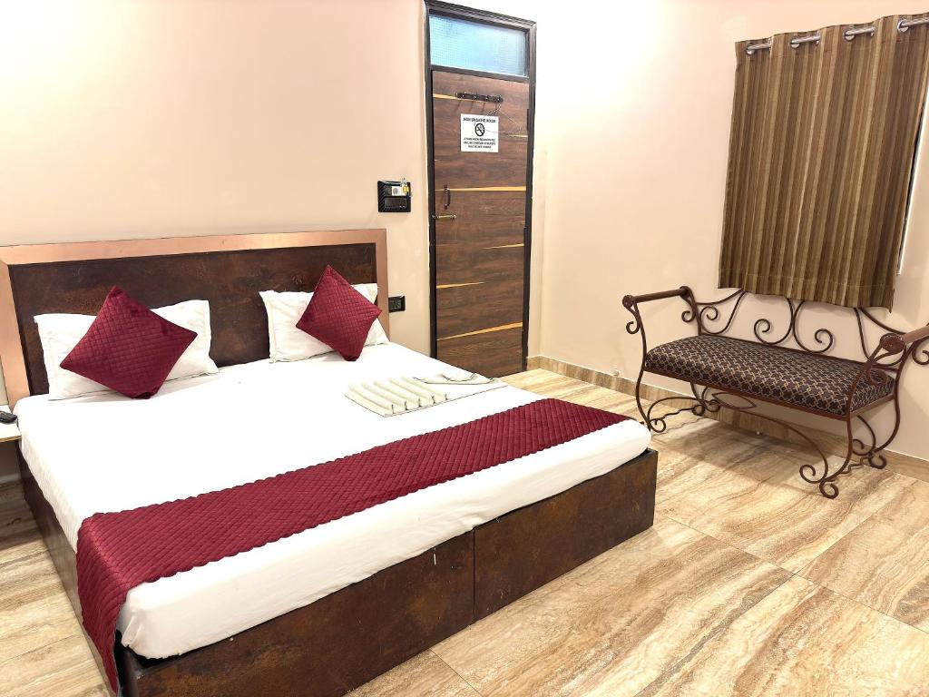 Postel nebo postele na pokoji v ubytování Hotel Kelson Dx with parking, 2mins from Metro Station near New Delhi Railway Station