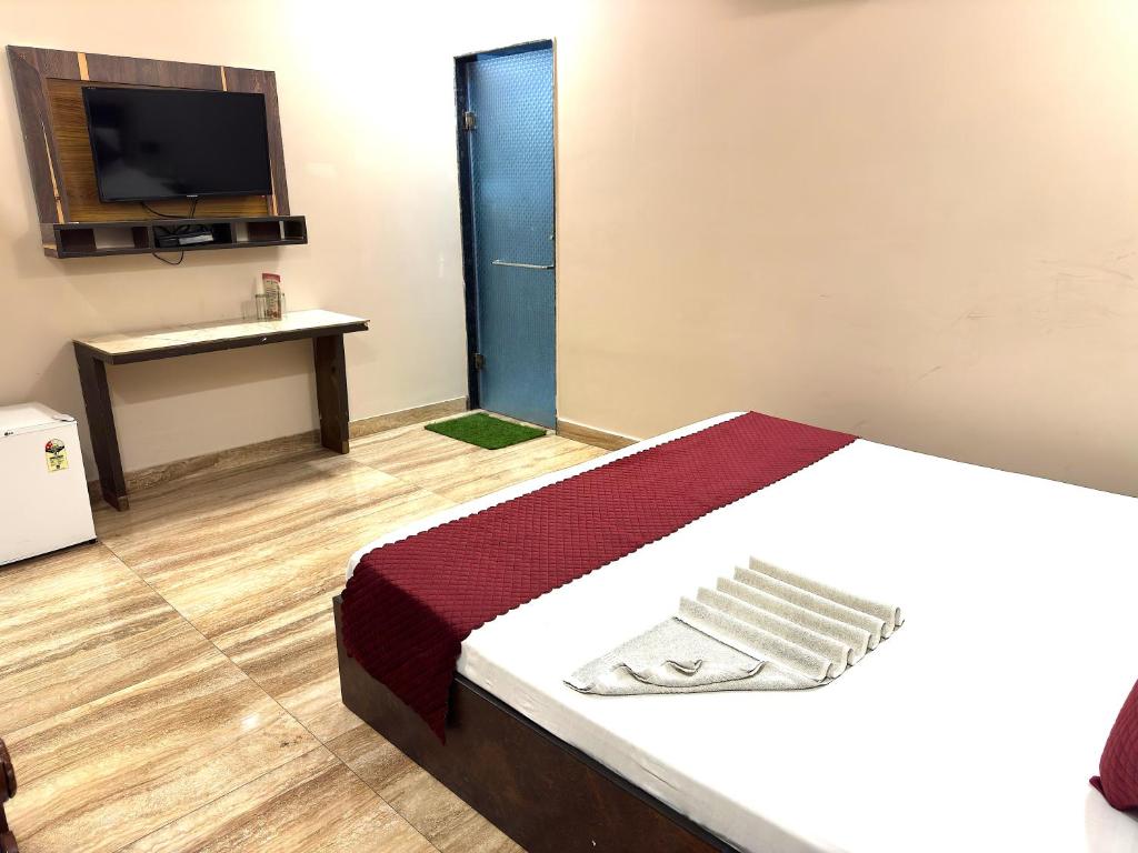 Postel nebo postele na pokoji v ubytování Hotel Kelson Dx with parking, 2mins from Metro Station near New Delhi Railway Station