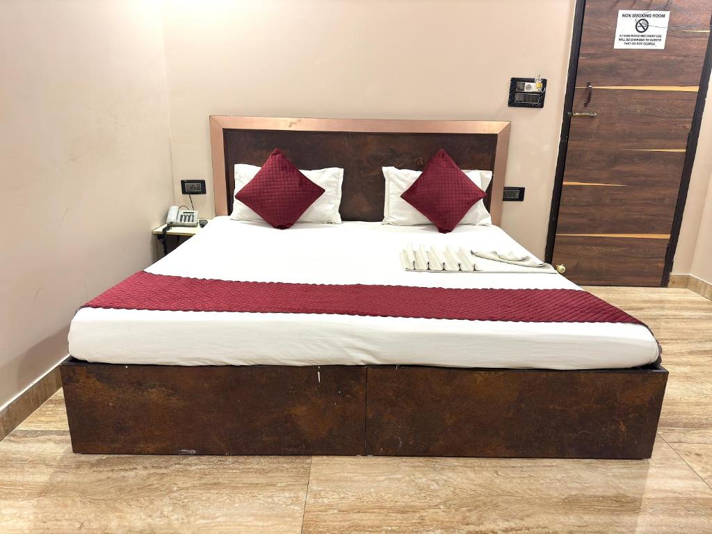 Postel nebo postele na pokoji v ubytování Hotel Kelson Dx with parking, 2mins from Metro Station near New Delhi Railway Station