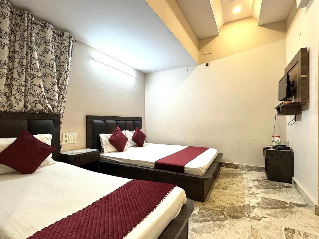 TV a/nebo společenská místnost v ubytování Hotel Kelson Dx with parking, 2mins from Metro Station near New Delhi Railway Station