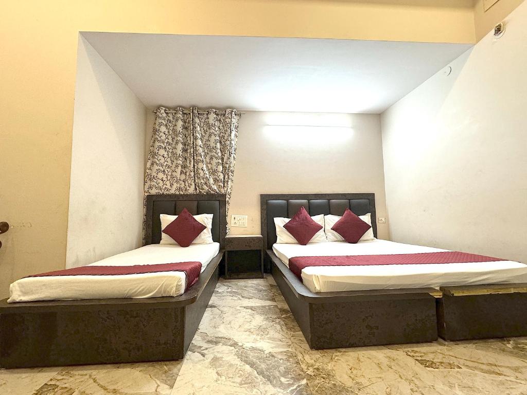 Postel nebo postele na pokoji v ubytování Hotel Kelson Dx with parking, 2mins from Metro Station near New Delhi Railway Station
