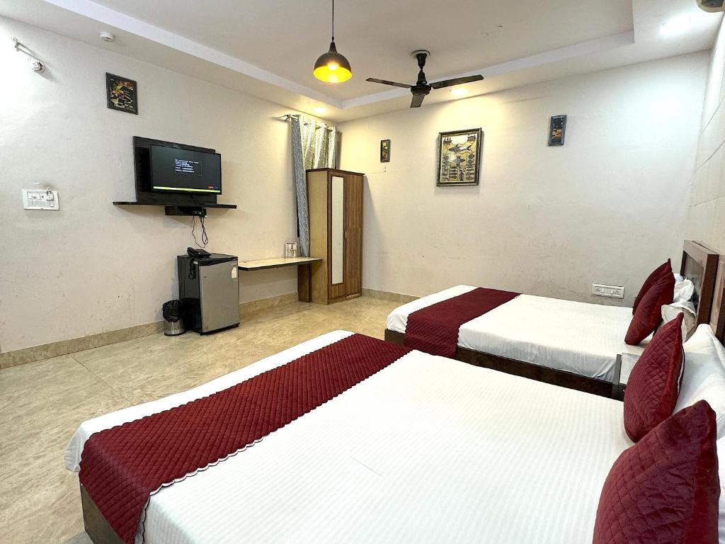 TV a/nebo společenská místnost v ubytování Hotel Kelson Dx with parking, 2mins from Metro Station near New Delhi Railway Station