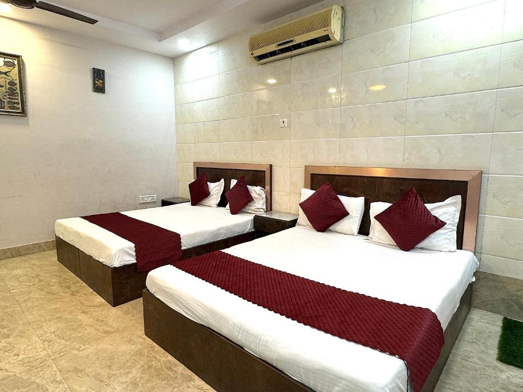 Postel nebo postele na pokoji v ubytování Hotel Kelson Dx with parking, 2mins from Metro Station near New Delhi Railway Station