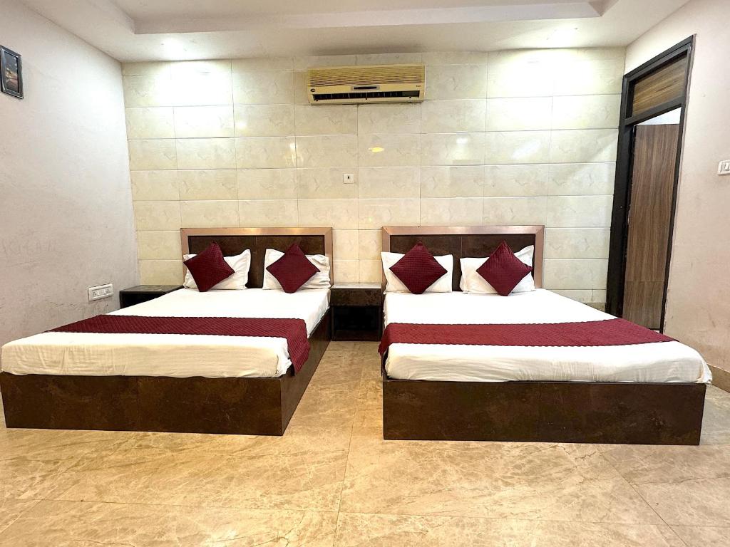 Postel nebo postele na pokoji v ubytování Hotel Kelson Dx with parking, 2mins from Metro Station near New Delhi Railway Station