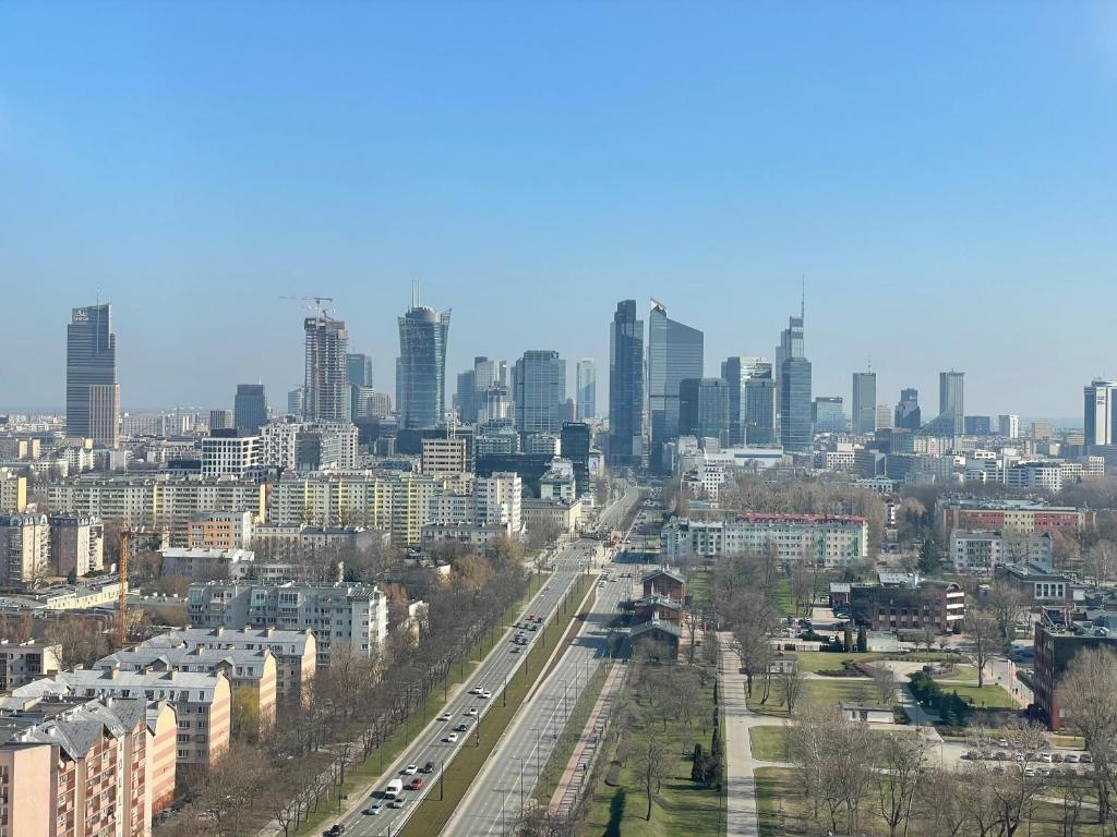 Luftblick auf eine Stadt mit Autobahn in der Unterkunft Kasprzaka 29-929 - EXTRA VIEW - 10 kondygnacja in Warschau