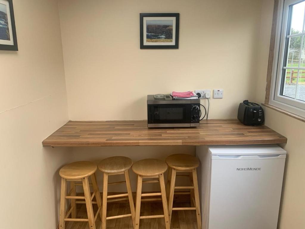Cucina o angolo cottura di Emlagh, Self Catering Glamping Pods