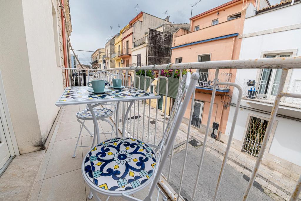 a balcony with a table and chairs on a balcony at B&B - Le Tre Comari in Ragusa