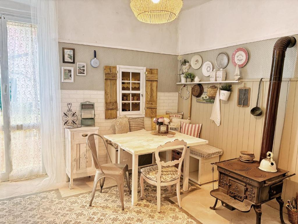 - une salle à manger avec une table et des chaises dans l'établissement La casa dei nonni, à Bracelli