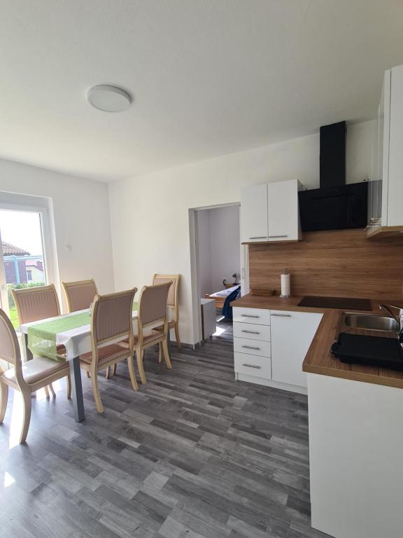 Kuchyň nebo kuchyňský kout v ubytování Počitniški dom Portorož / Portoroz Holiday Home