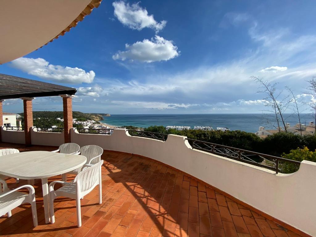 サレマにあるCasa Panoramaのテーブルと椅子と海のあるバルコニー