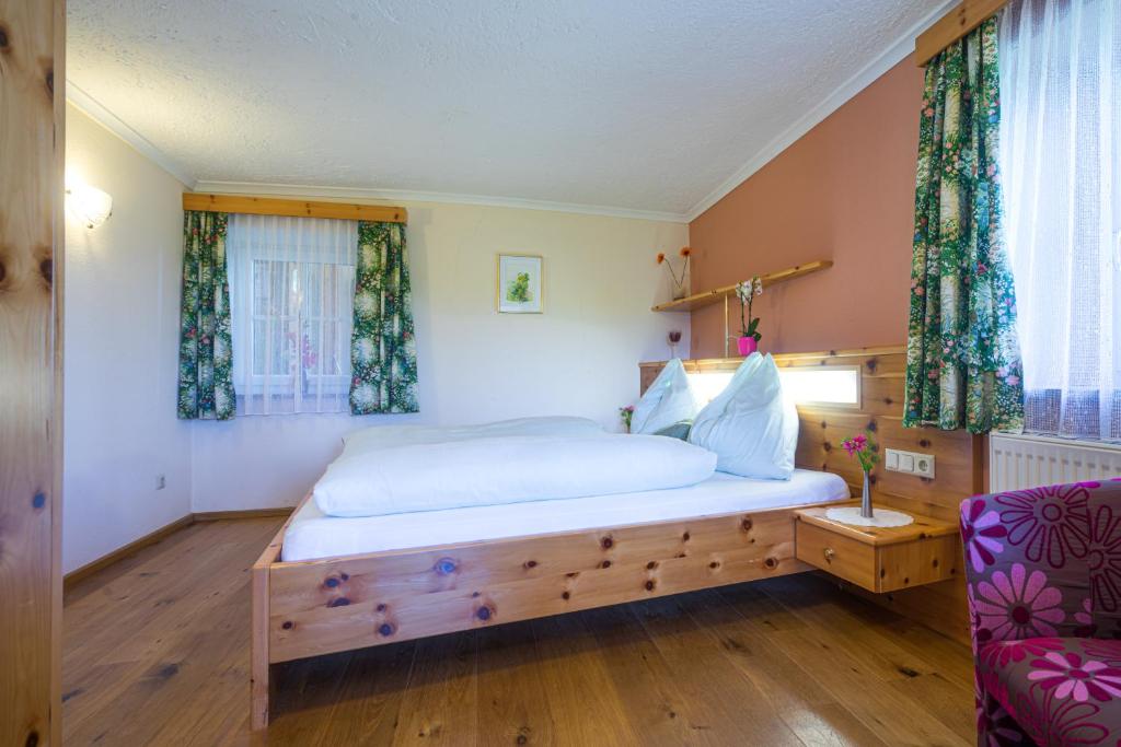 Postel nebo postele na pokoji v ubytování PEISERHOF ferien.wein.gut Südsteiermark