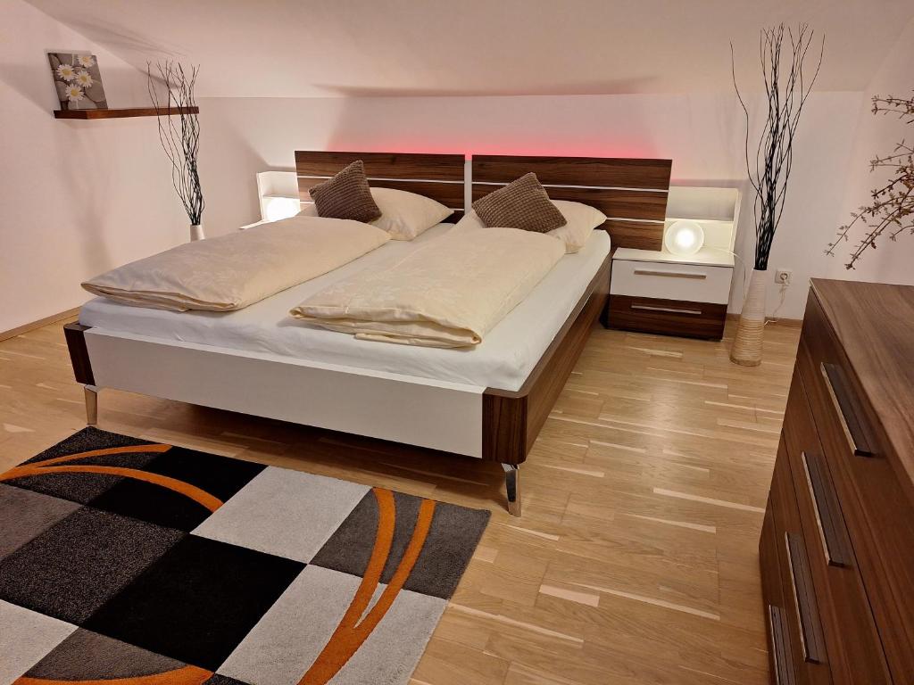 ein Schlafzimmer mit einem großen Bett in einem Zimmer in der Unterkunft Moderne, Ferienwohnung mit Seeblick, near Hallstatt in Bad Goisern