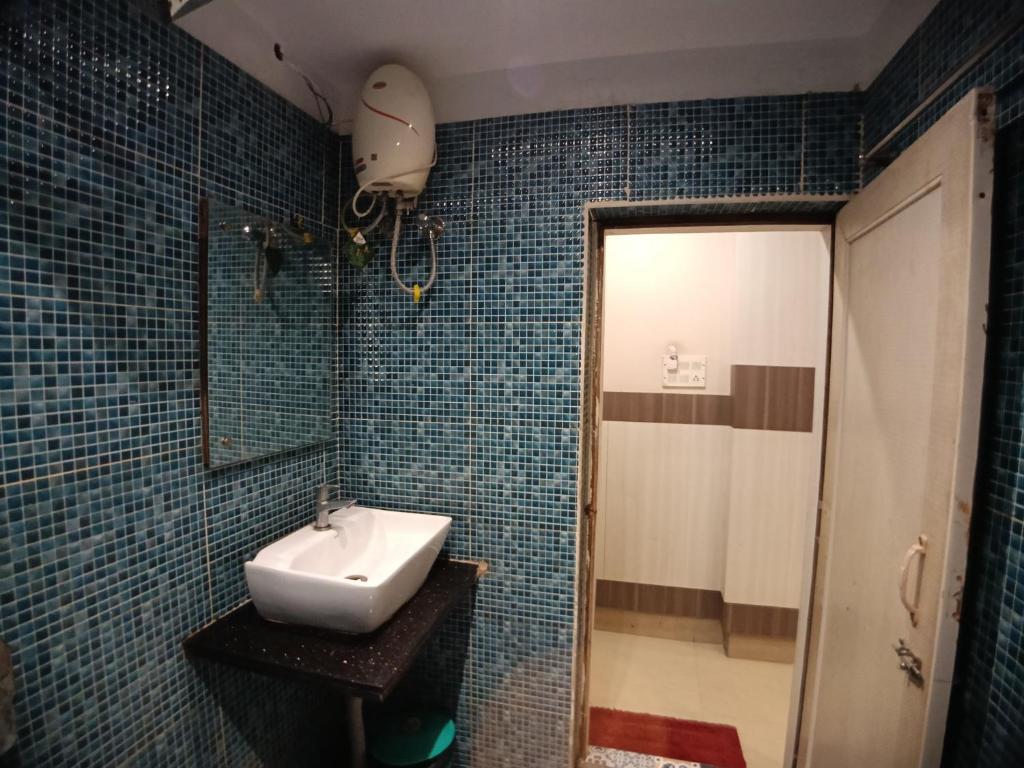 La salle de bains est pourvue d'un lavabo et d'une douche. dans l'établissement New digha, à Digha