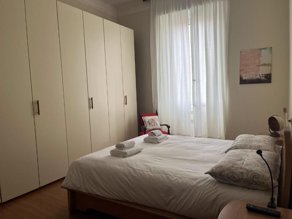 um quarto com uma cama grande e armários brancos em Clodì em Milão