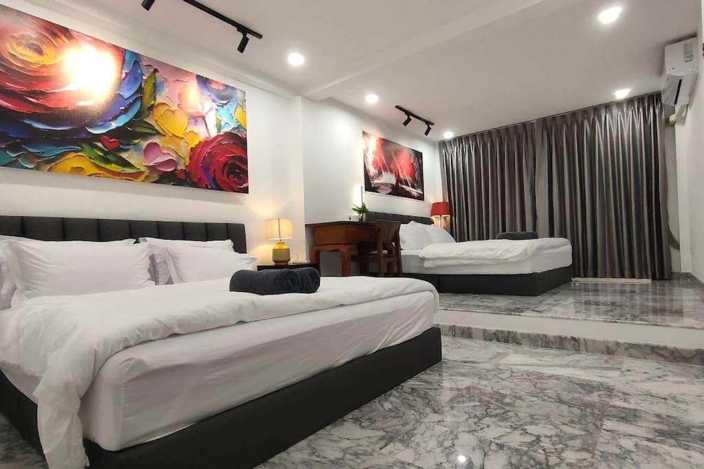 um quarto com duas camas e um quadro na parede em Private cozy house @Chatcuchak em Bang O