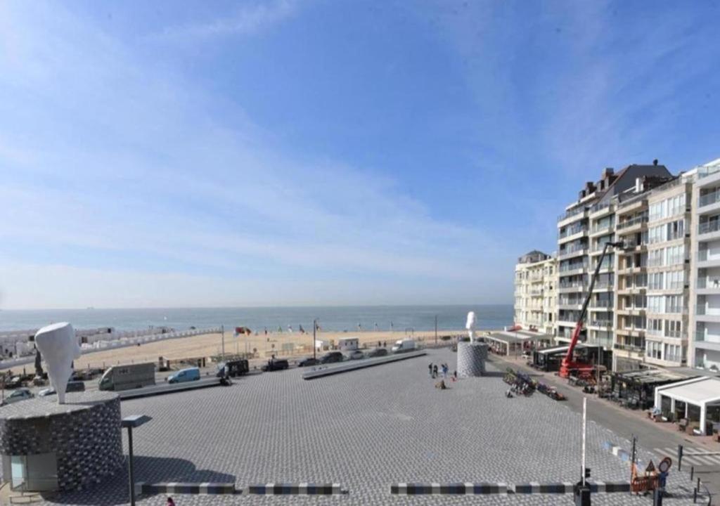 a view of a beach with buildings and the ocean at Manon Knokke - appartement met zeezicht aan het Rubensplein in Knokke-Heist