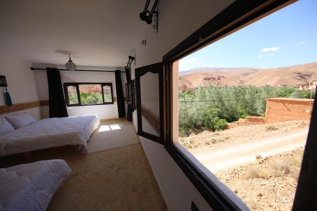 Cette chambre comprend 2 lits et offre une vue sur le désert. dans l'établissement Riad Villa Dades, à Boumalne