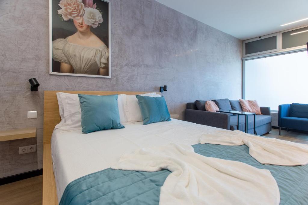 sypialnia z dużym łóżkiem i kanapą w obiekcie Social Lodge - Hollywood w Funchal