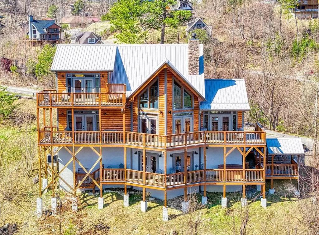 an overhead view of a large wooden house at Hawk’s View Log Cabin -Mountains in Gatlinburg. in Gatlinburg