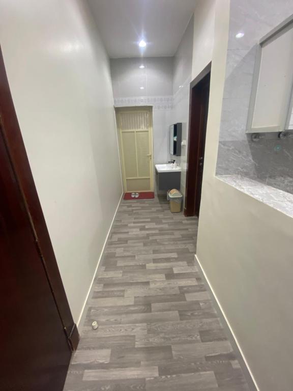 a hallway with a tile floor in a room at شقق الريان للعزاب والعوائل in Hafr Al Baten