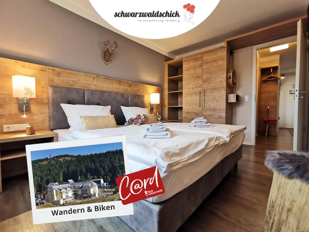 - une chambre d'hôtel avec un grand lit dans l'établissement FeWo schwarzwaldschick Feldberg - Ideal für Wanderer & Biker & Naturliebhaber & Schwarzwald-Fans, à Feldberg