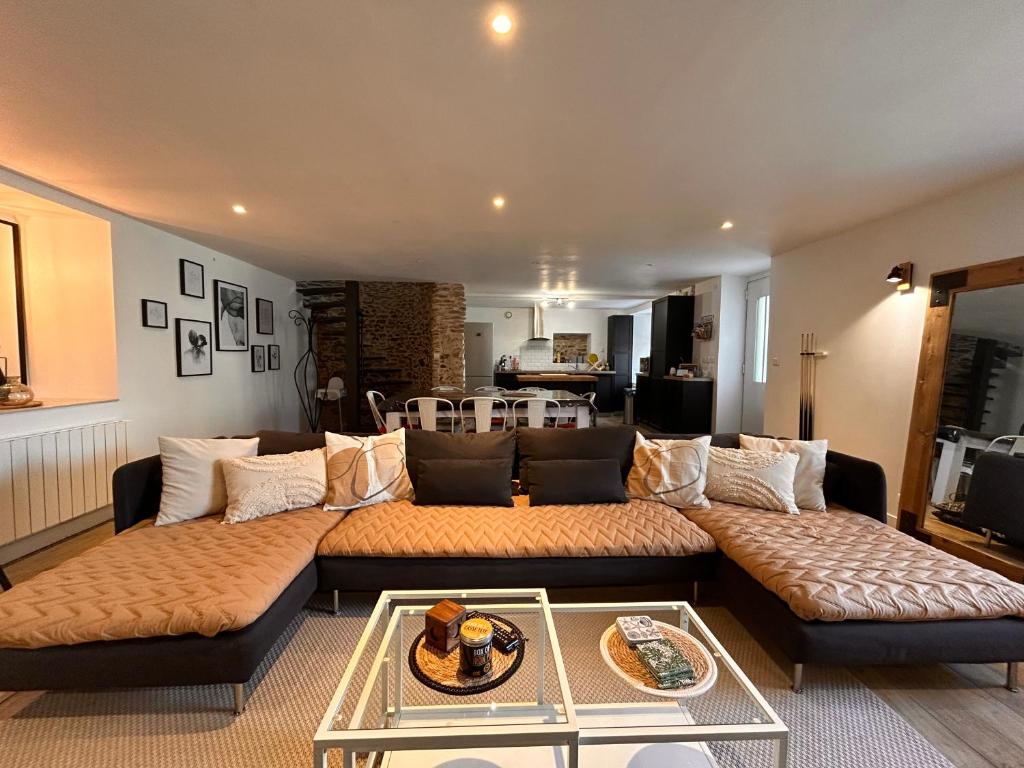 un soggiorno con un divano e un tavolo di Le Ker Maclow a Saint Malo