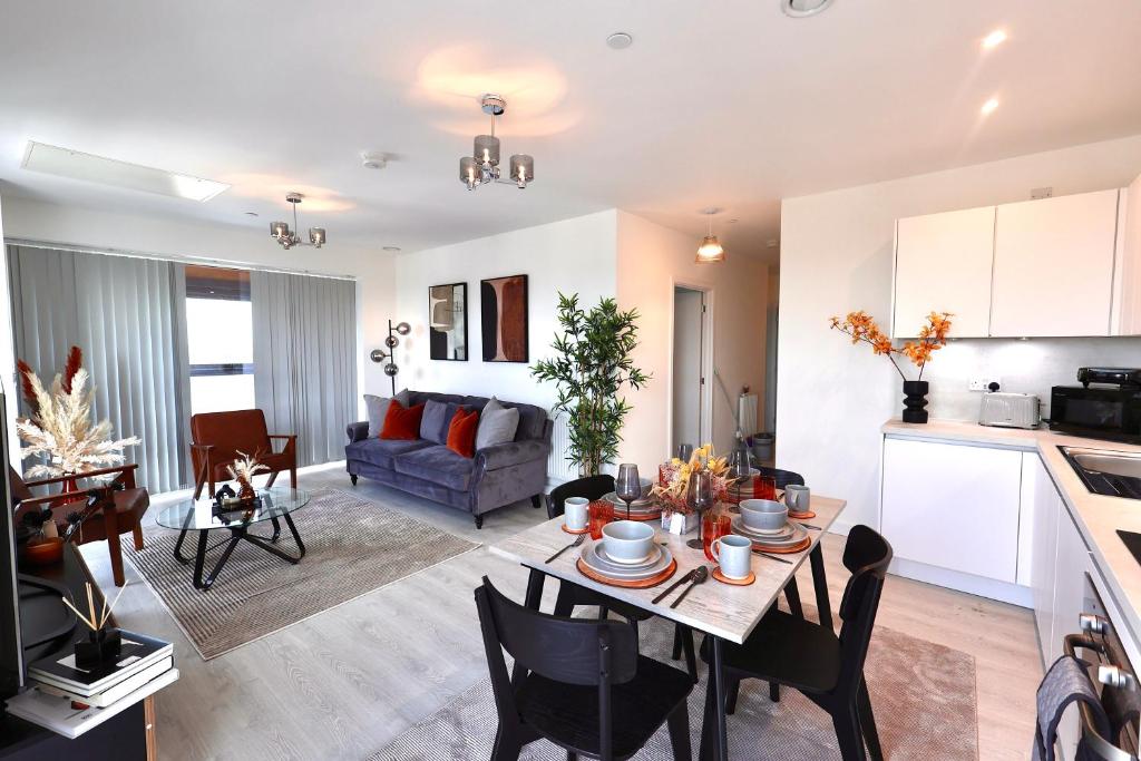 a kitchen and living room with a table and chairs at Luxury2Bedrooms 2Bathrooms-central-convenient in London