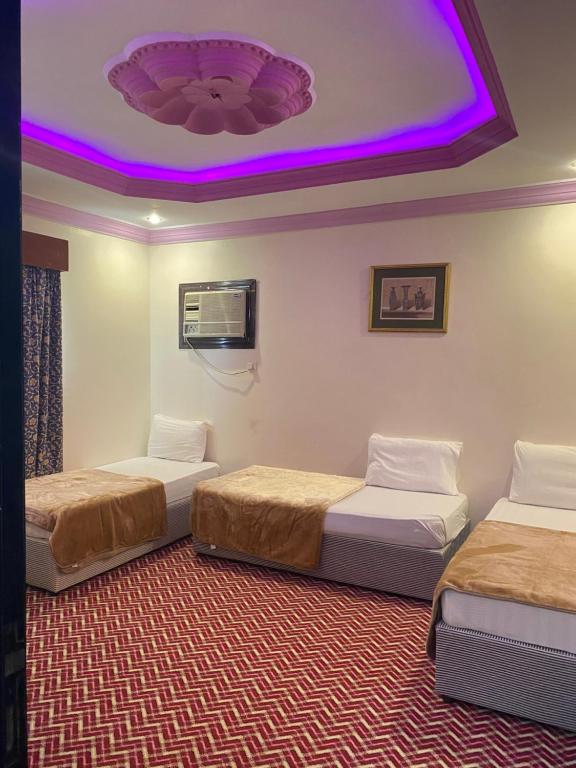 فندق الهدى في المدينة المنورة: سريرين في غرفة ذات سقف أرجواني