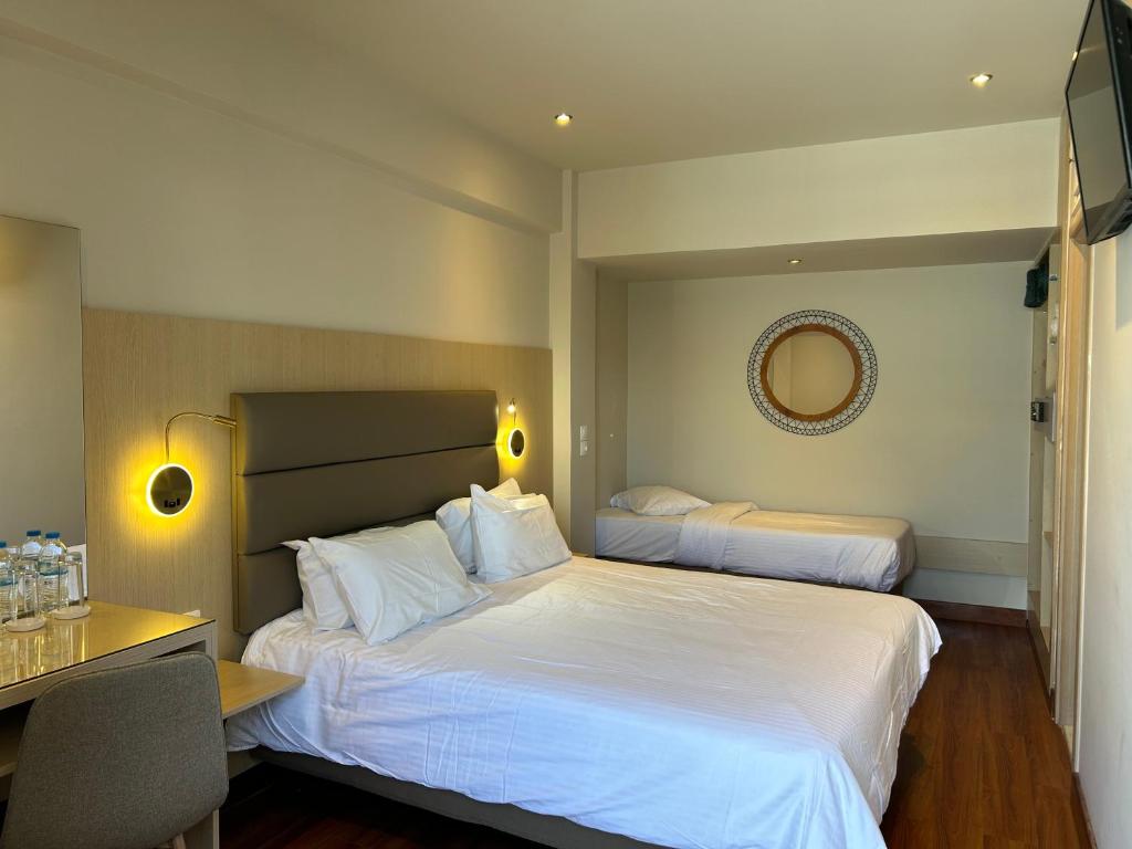 Postel nebo postele na pokoji v ubytování Anemoni Piraeus Hotel