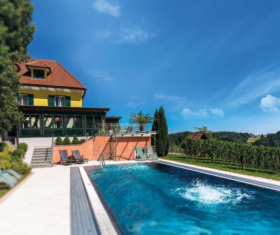 Bazén v ubytování PEISERHOF ferien.wein.gut Südsteiermark nebo v jeho okolí