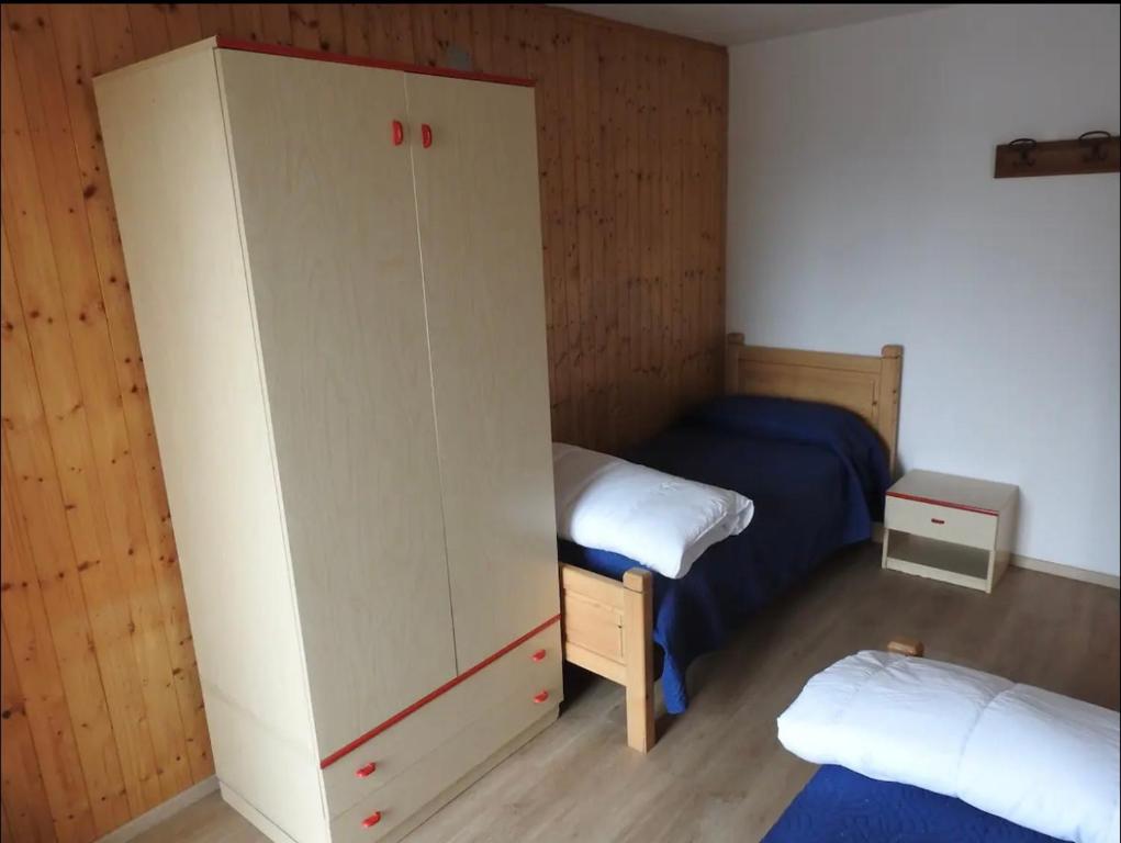a small room with two beds and a cabinet at Casa vacanze Patty in Pracorno di Rabbi