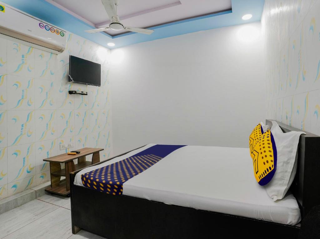 A bed or beds in a room at OYO Hotel Moon