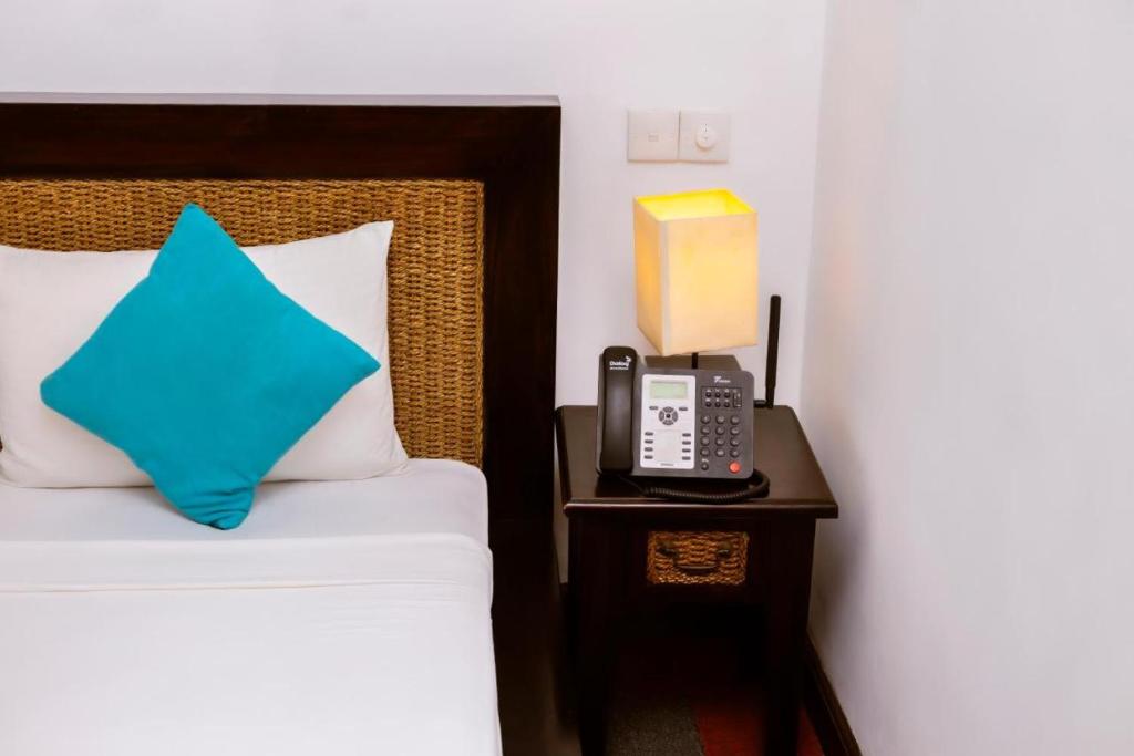 Postel nebo postele na pokoji v ubytování St.Lachlan Hotel & Suites