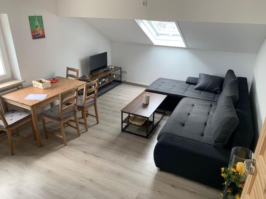 uma sala de estar com um sofá e uma mesa em Ferienapartment Allgäu-Idyll (Dietmannsried) em Dietmannsried