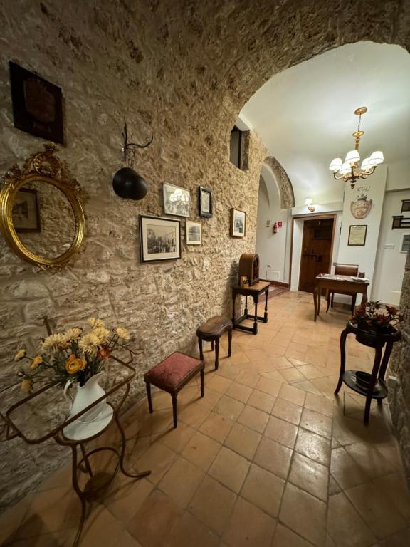 索拉的住宿－Le Prigioni del Palazzo B&B，客厅配有椅子和石墙