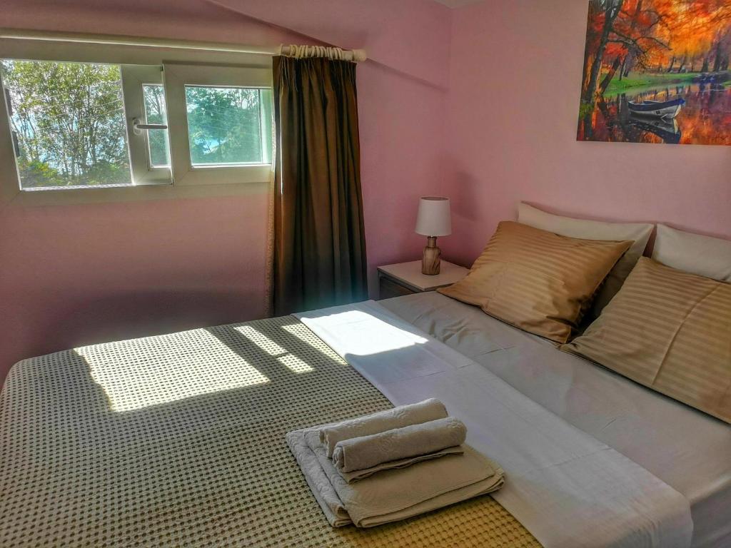 Un dormitorio con una cama grande y una ventana en Nikiti Spathies Resort - Double Bedroom Sofita en Kalogria