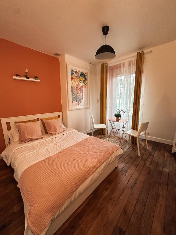 une chambre avec un lit, une table et une fenêtre dans l'établissement Studio indépendant près de Montmartre, à Paris