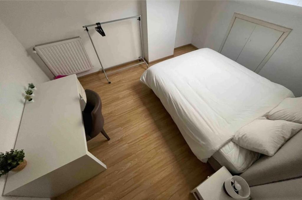 ein kleines Zimmer mit einem Bett und einem Sofa in der Unterkunft Cosy house in Waterloo