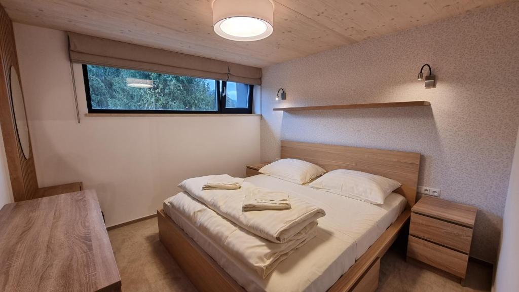 Postel nebo postele na pokoji v ubytování Chalets Hrabovo