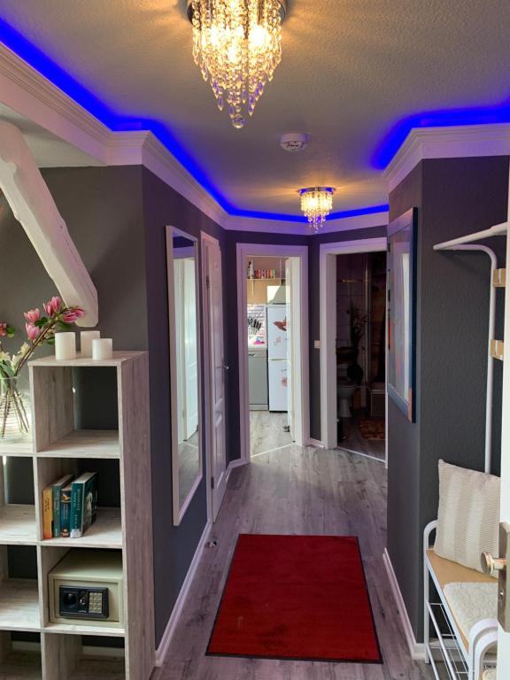 a living room with blue lights on the ceiling at Best-Preis Ferienwohnung mit Netflix, Self-Check-In, eBike Ladestation im Fahrradraum, WLAN - direkt am Elberadweg im Herzen von Wittenberge in Wittenberge