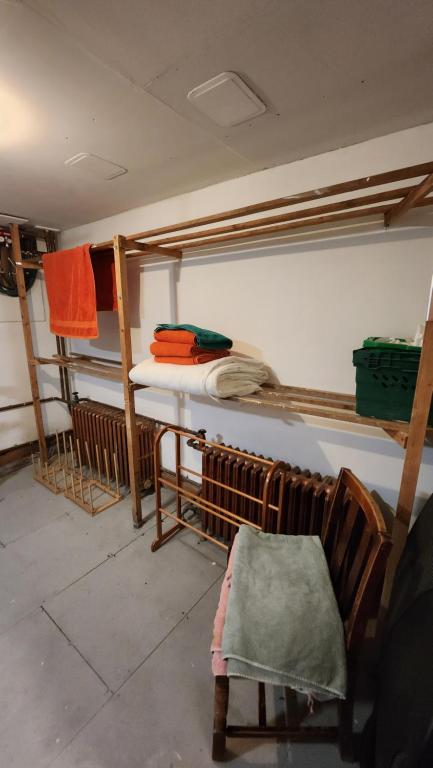 Palanda nebo palandy na pokoji v ubytování Inchnadamph Explorers Lodge