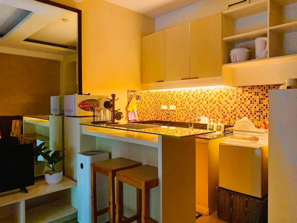 een keuken met een aanrecht en wat krukken erin bij Casa De Familia Staycation in Manilla