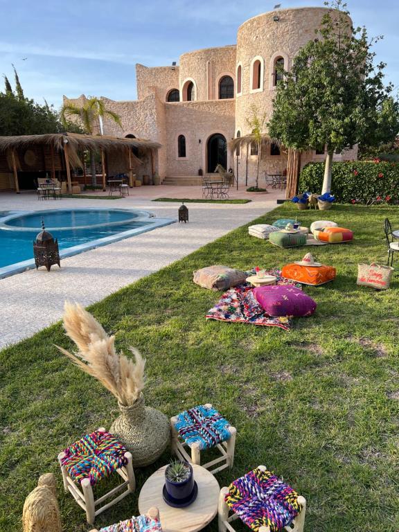 Bazén v ubytování RIAD YANITRI Piscine chauffée nebo v jeho okolí
