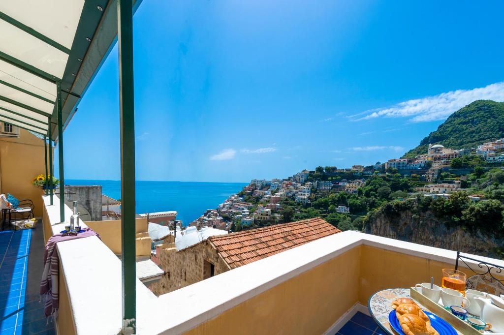 einen Blick auf die Amalfiküste vom Balkon eines Hauses in der Unterkunft AMORE RENTALS - Casa Barbera A in Positano