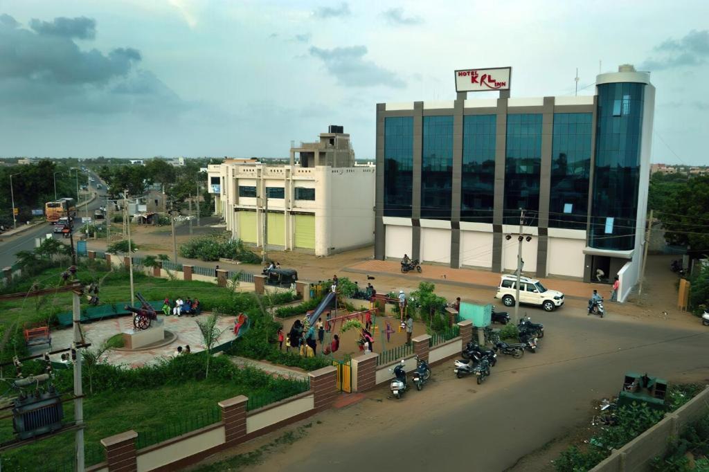 Blick auf ein Gebäude mit Motorrad auf der Straße in der Unterkunft KRL Inn in Mandvi