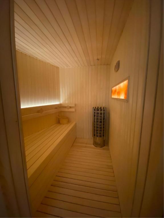 ein kleines Zimmer mit einer Sauna und Holzboden in der Unterkunft Belsize Villas in Budva
