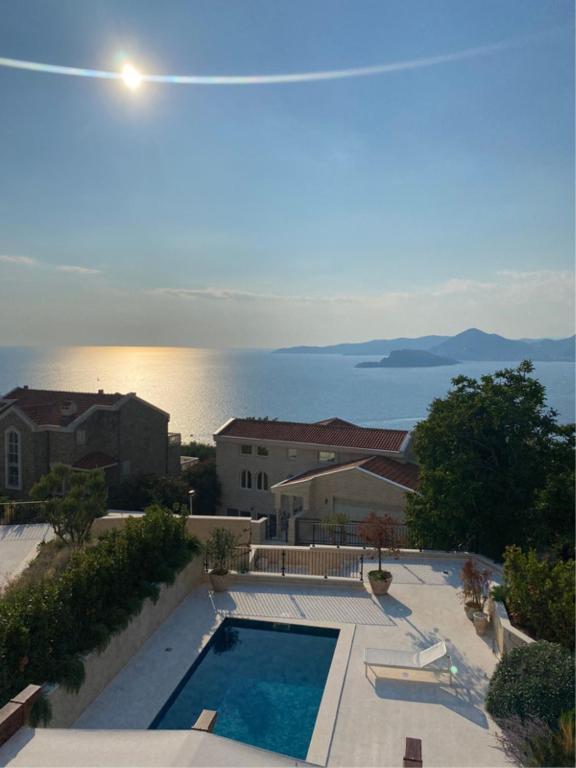Blick auf ein Haus mit einem Pool in der Unterkunft Belsize Villas in Budva