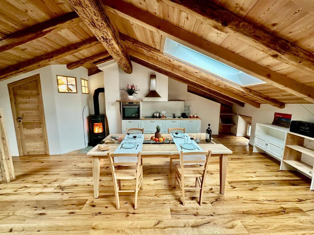 een keuken met een houten tafel en stoelen bij Cà Laura in Brusio